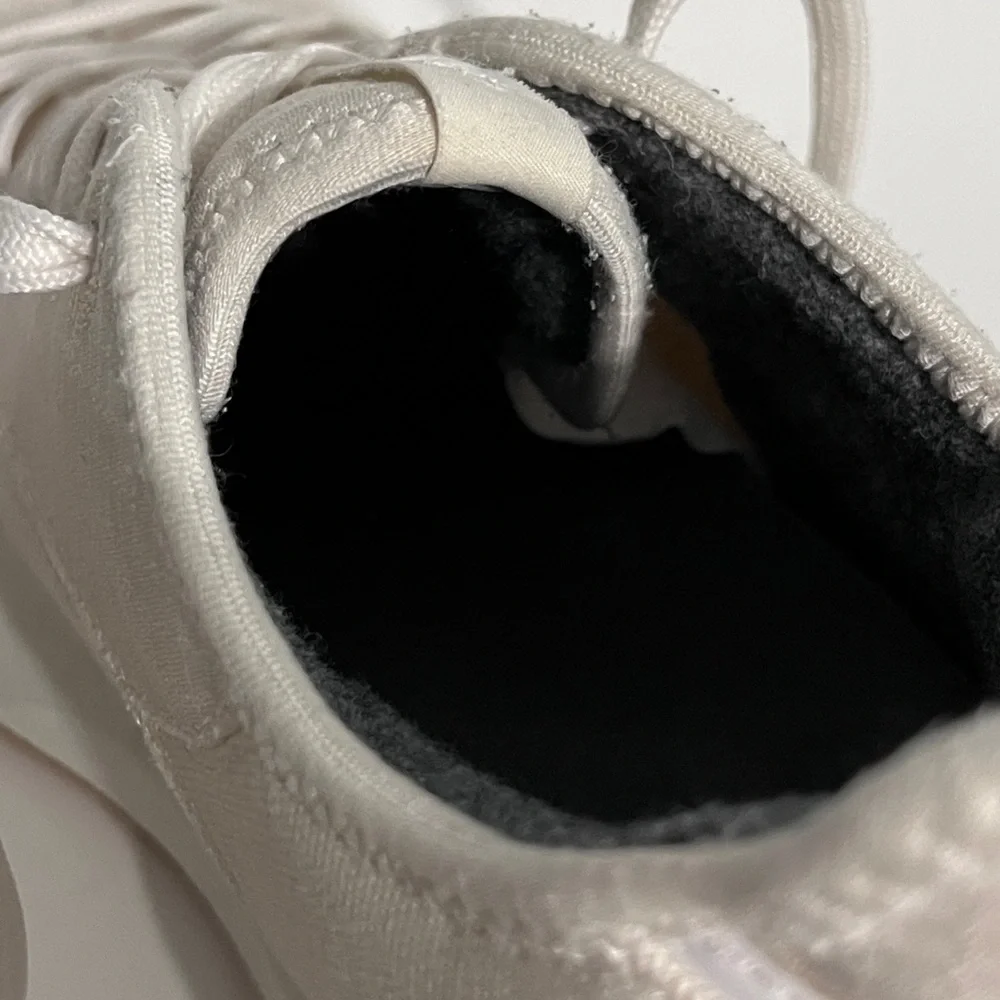Allbirds Women’s Risers Sneakers, size 10. Cream off-white, white soles.